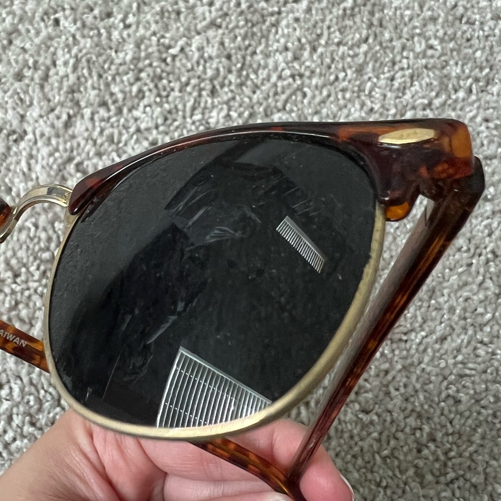 🕶️Women’s one size, cat eye sunglasses brown w/gold trim, preowned. - Picture 4 of 8